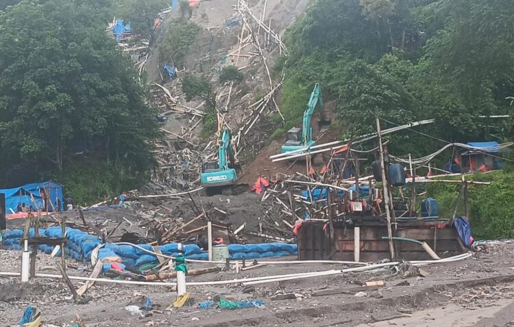 Alat Berat Beroperasi di Gunung Botak, Penertiban Dihentikan Untuk Rakyat, Longgar Bagi Korporasi?