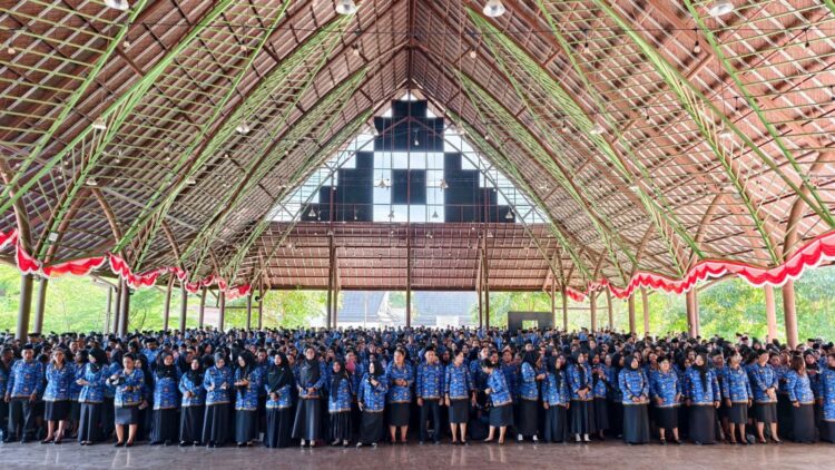 Perkuat Lini Pelayanan, Pemkab Malteng Serahkan Ribuan SK PPPK Paruh Waktu