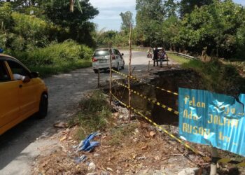 Jalan Waipia–Saleman Rusak Berat, Publik Pertanyakan Efektivitas Penanganan BPJN Maluku