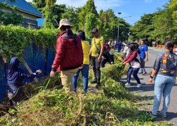 ASN dan Pelajar Dikerahkan  Sapu Bersih Pantai Hingga Pusat Kota Masohi