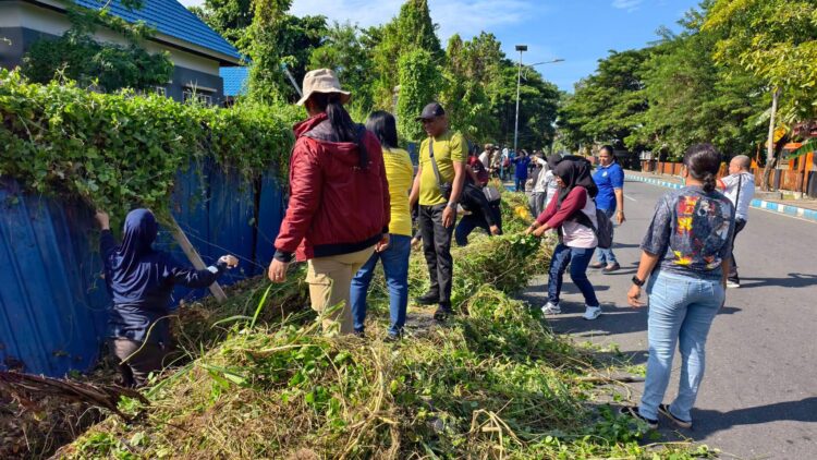 ASN dan Pelajar Dikerahkan  Sapu Bersih Pantai Hingga Pusat Kota Masohi