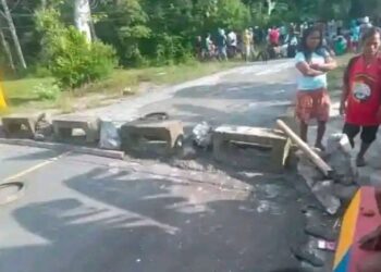 Teror Pembakaran Motor Picu Kemarahan Warga Alang Asaudi, Jalan Diblokade