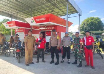 Gowes ke SPBU, Camat Taniwel Timur Sidak Distribusi BBM di Uwen Pantai