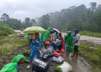 Menyeberangi Sungai Kaputi dan beberapa sungai lainnya untuk bisa sampai ke sekolah