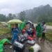 Menyeberangi Sungai Kaputi dan beberapa sungai lainnya untuk bisa sampai ke sekolah