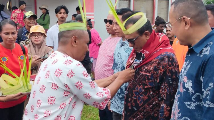 Dijemput Arumbai, Bupati Malteng Resmi Buka Festival Kor’a Inasua TNS 2026