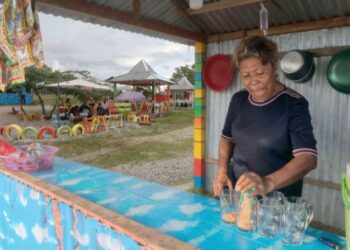 Cerita Ibu Yoce Dari Seragam ASN ke Lapak Sederhana di Wisata Pantai Salobar