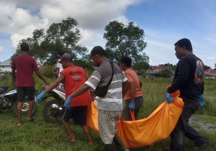 Gegerkan Warga Haruru, Lansia Diduga ODGJ Ditemukan Meninggal di Tengah Makam Desa Haruru