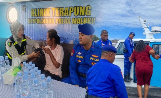 Polairud Polda Maluku Hadirkan Klinik Terapung di Amahai, Warga Pesisir Nikmati Layanan Kesehatan Gratis
